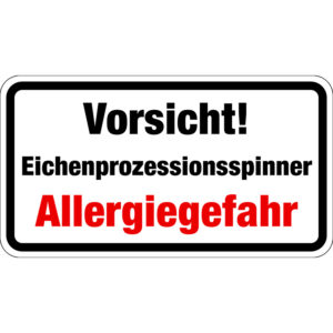 Weißes Schild mit Aufschrift Vorsicht Eichenprozessionsspinner Allergiegefahr